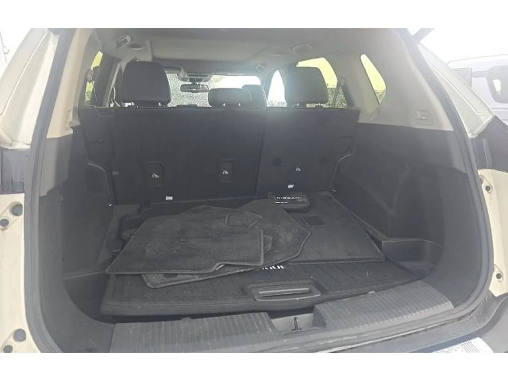 Used 2023 2 Tone White / Black Roof Nissan SL image 11