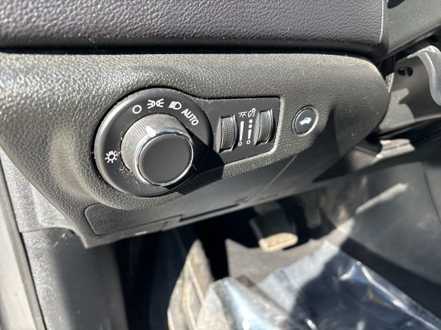 Used 2015 Silver Chrysler Limited image 15
