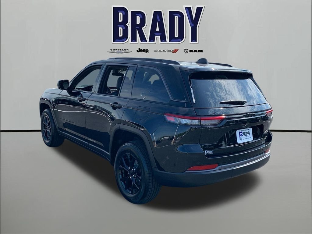 New 2026 Diamond Black Crystal Pearl-Coat Exterior Paint Jeep Laredo Altitude image 5