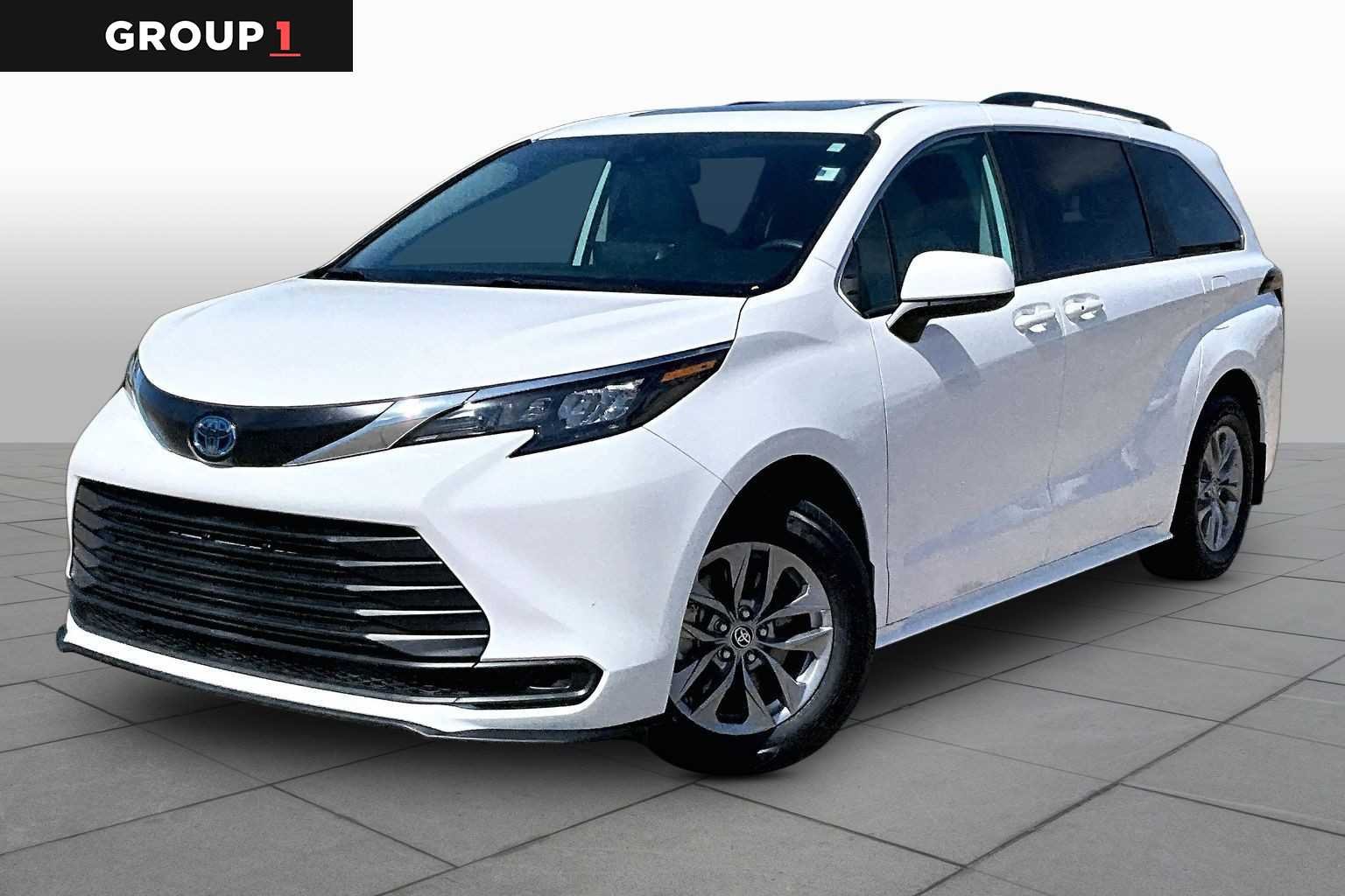 2024 Toyota Sienna LE 8-Passenger Hybrid FWD's photo