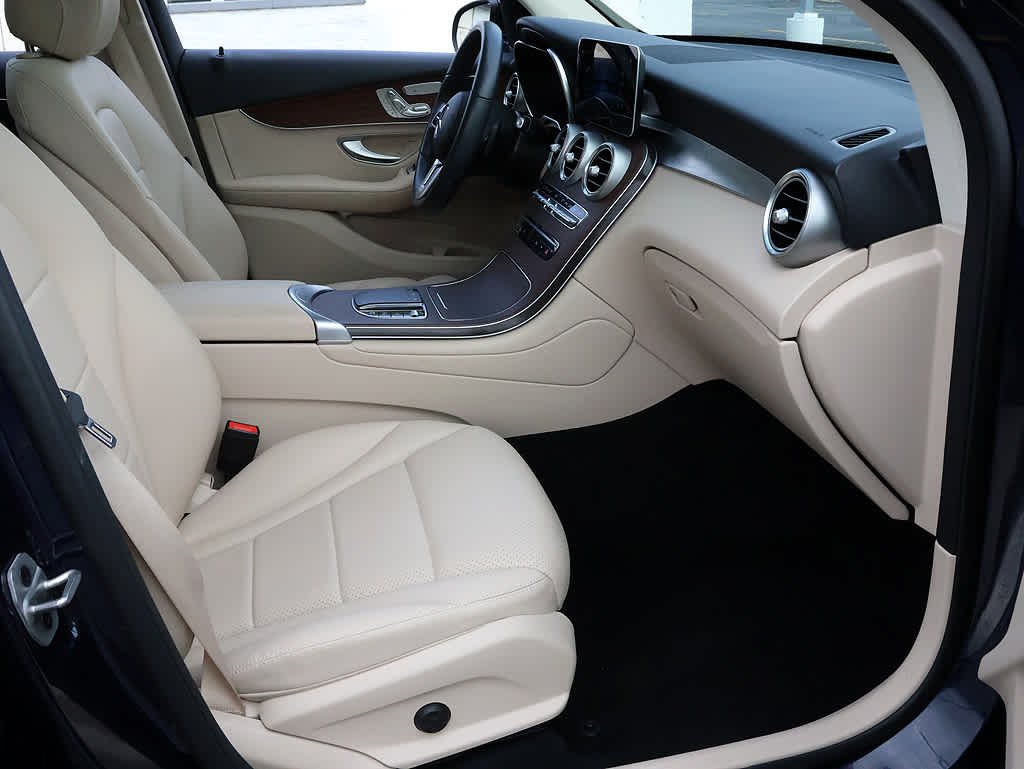 Used 2022 Lunar Blue Metallic Mercedes-Benz GLC 300 image 33