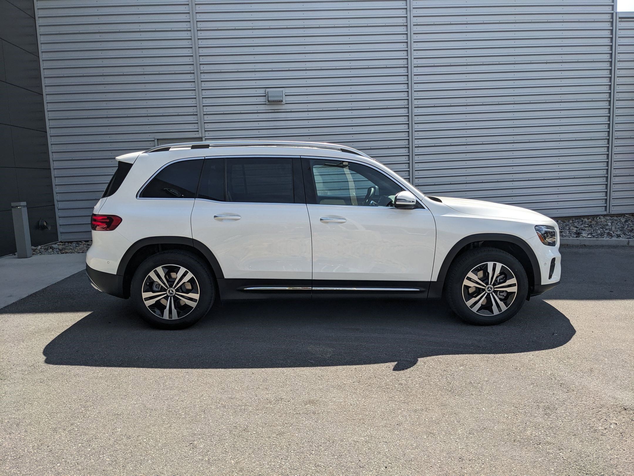 New 2025 Polar White Mercedes-Benz GLB 250 image 2