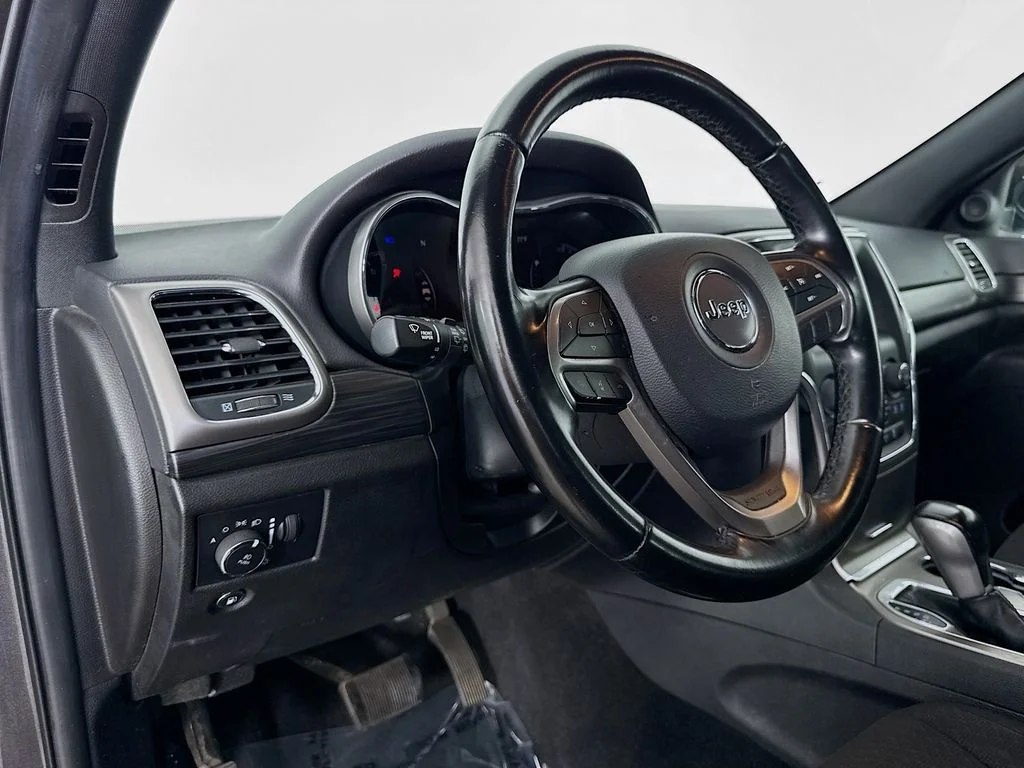 Used 2021 Gray Jeep Laredo E image 9