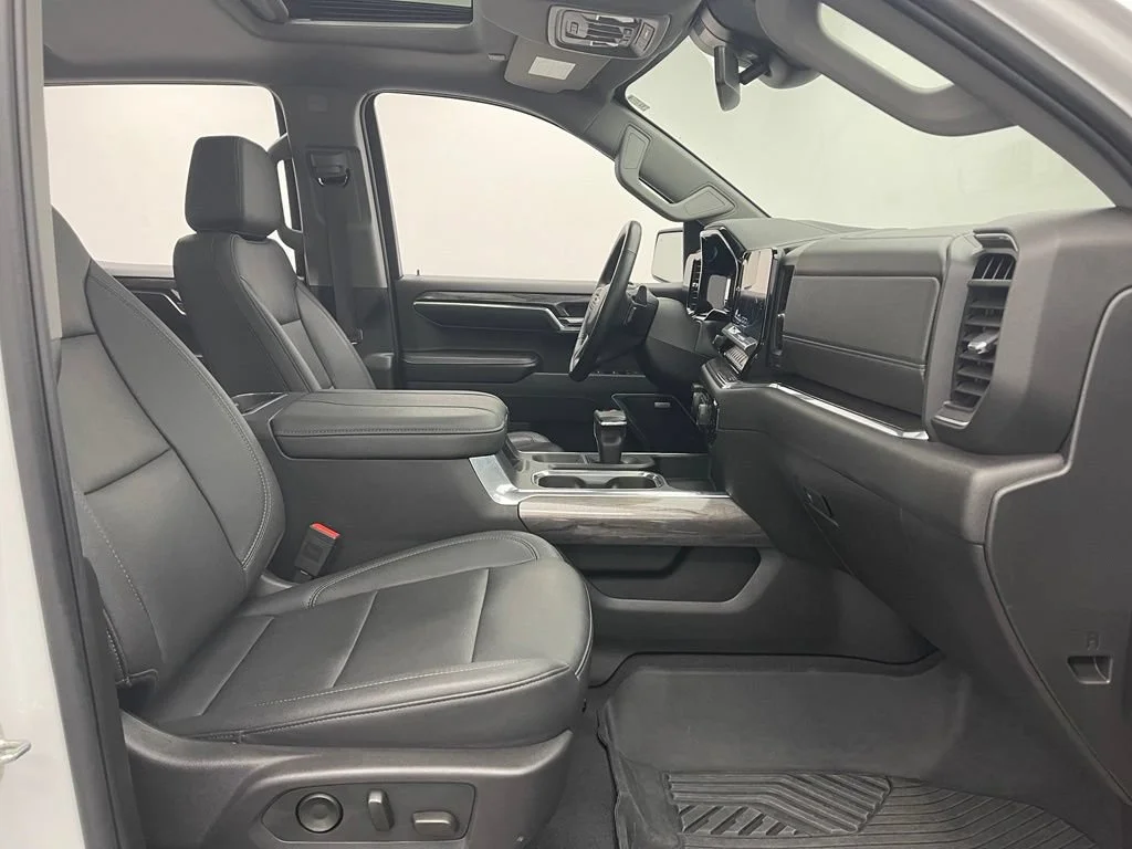 Used 2024 Summit White Chevrolet LTZ image 33