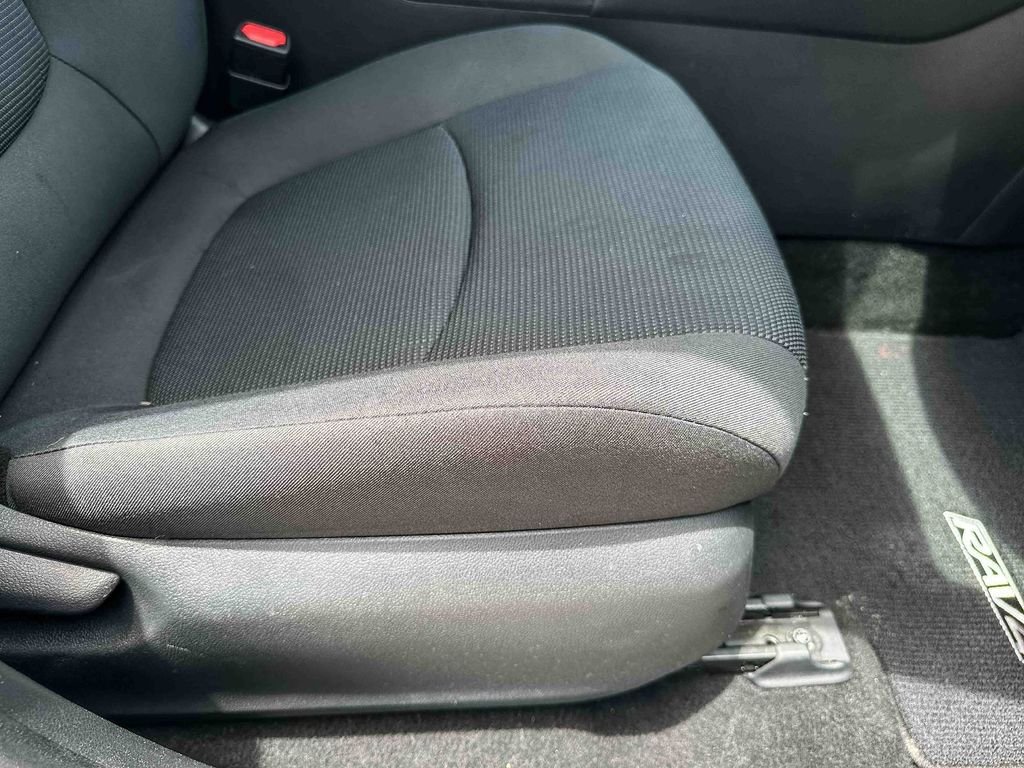 2020 Toyota RAV4 LE - Photo 24