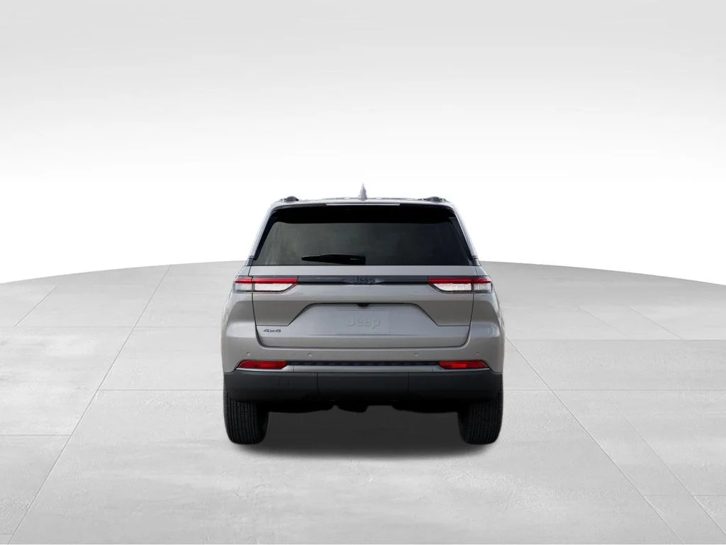 New 2026 Silver Zynith Exterior Paint Jeep Altitude image 8