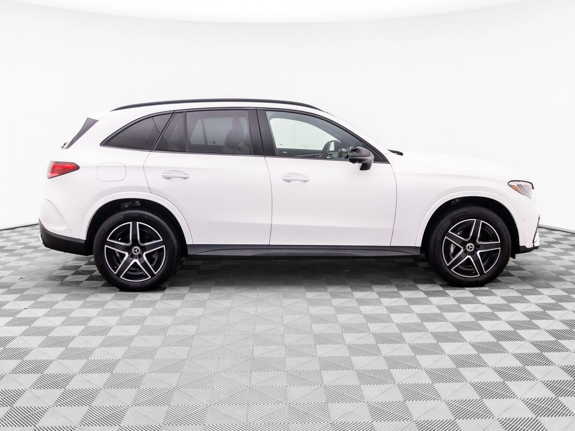 Used 2023 White Mercedes-Benz GLC 300 image 6