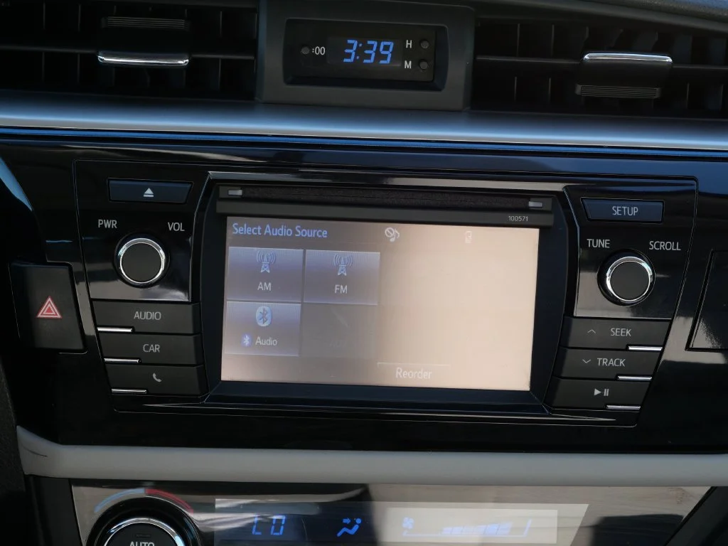Used 2016 Silver Toyota LE image 16