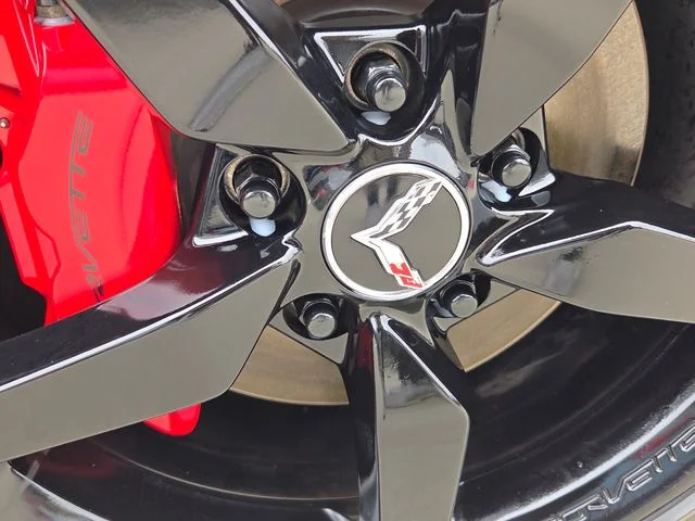Used 2015 White Chevrolet Stingray image 17