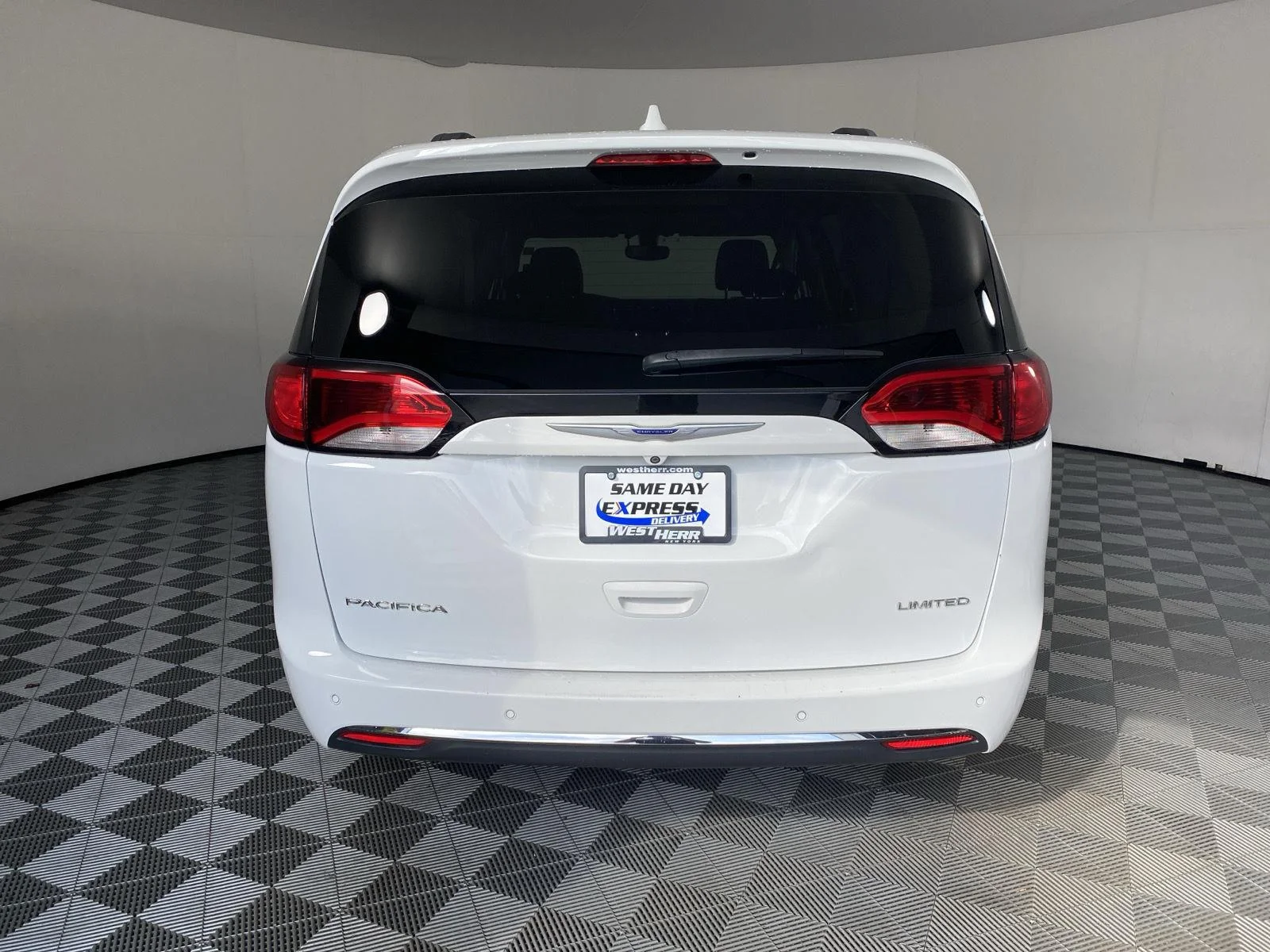 Used 2019 Bright White Clearcoat Chrysler Limited image 17