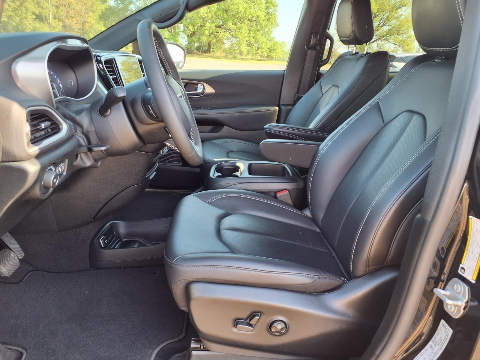 Used 2025 Diamond Black Crystal Pearlcoat Chrysler Select image 19