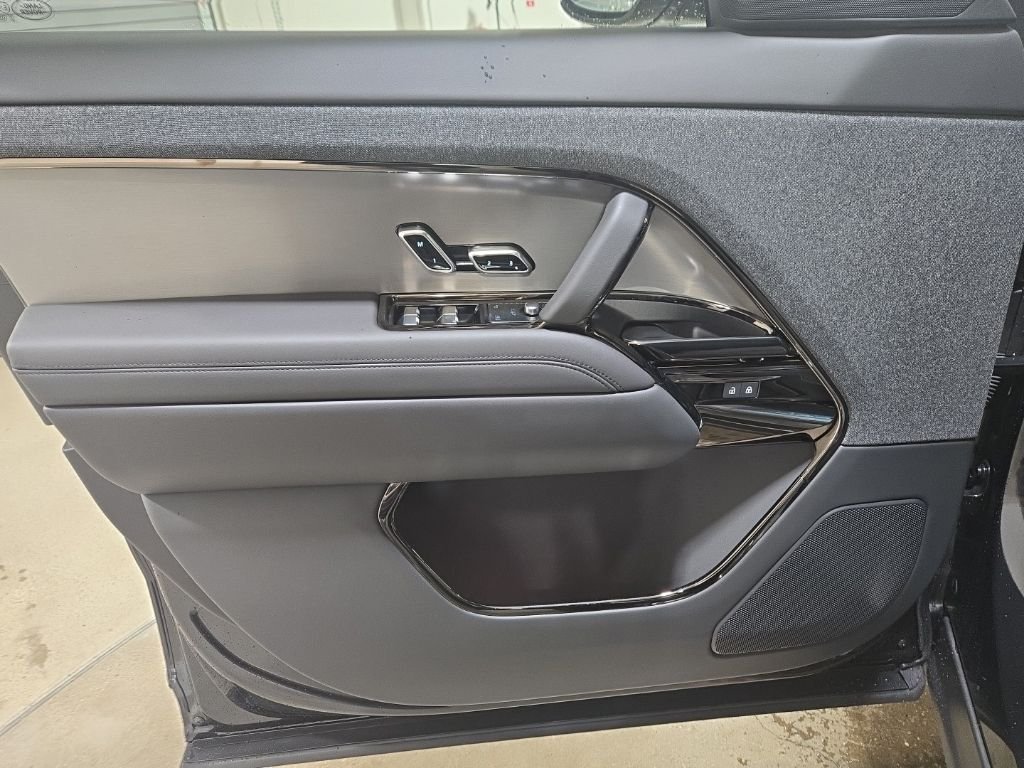 New 2026 Santorini Black Land Rover Dynamic SE image 19