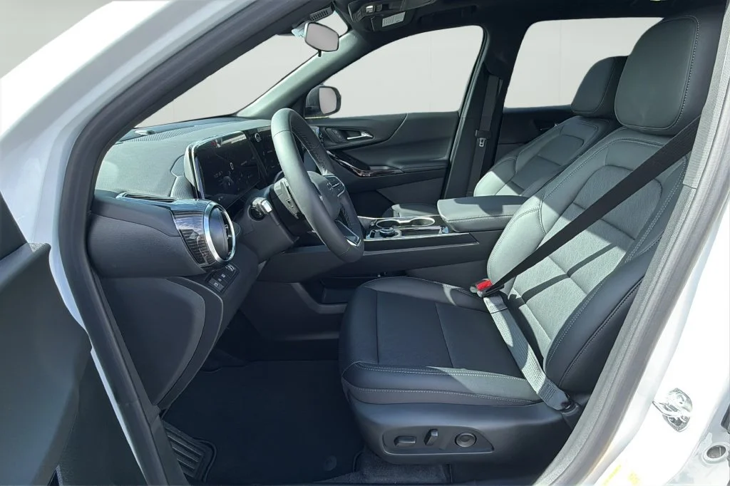 New 2027 Summit White Chevrolet LT image 18