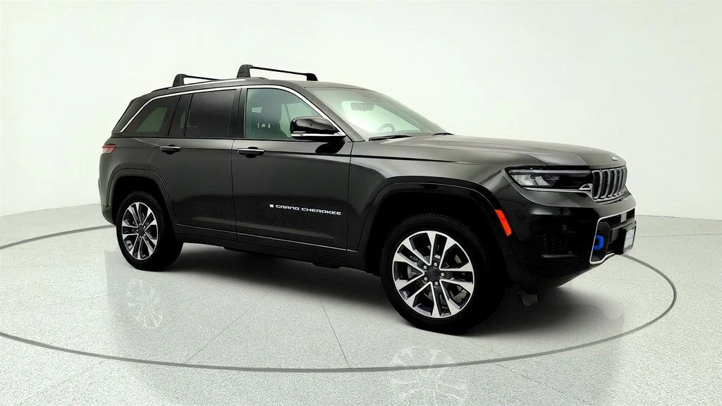 Used 2023 Rocky Mountain Pearlcoat Jeep Overland 4x4 w/ Adv ProTech III & Luxury Tech IV image 3