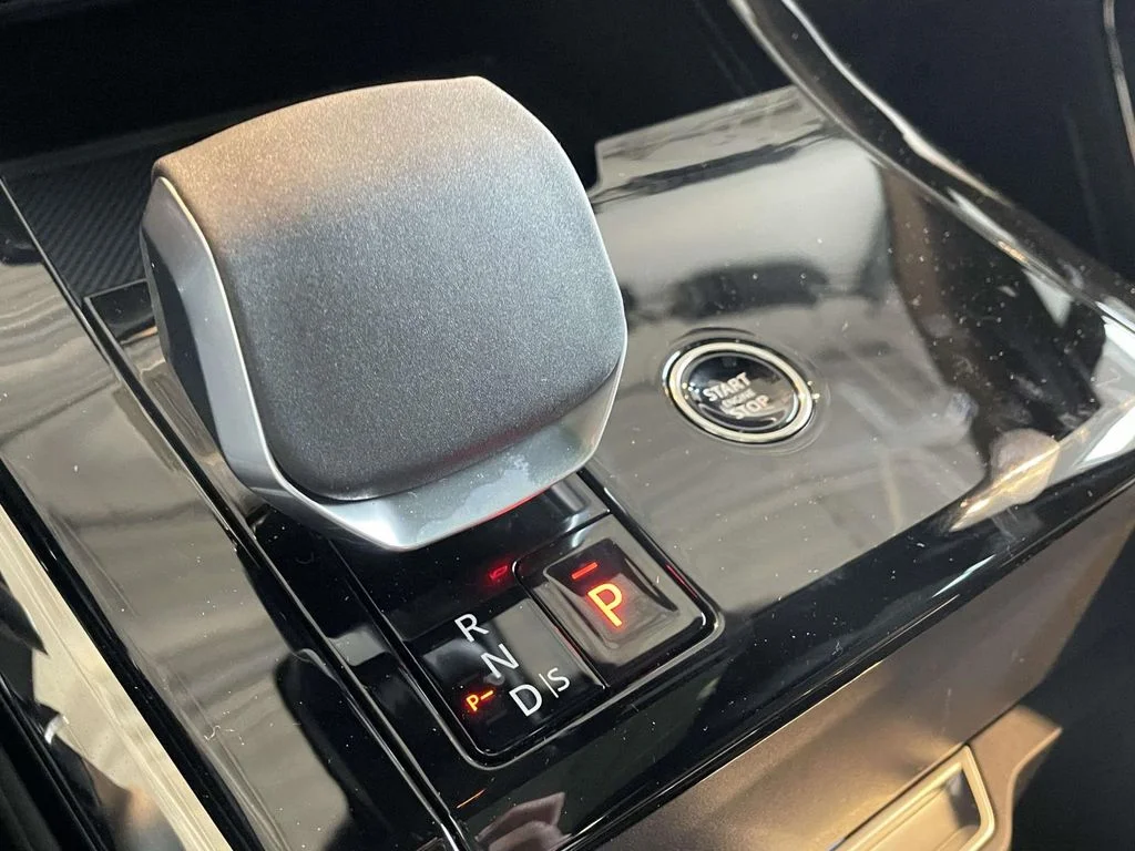 New 2026 Santorini Black Land Rover SE image 29