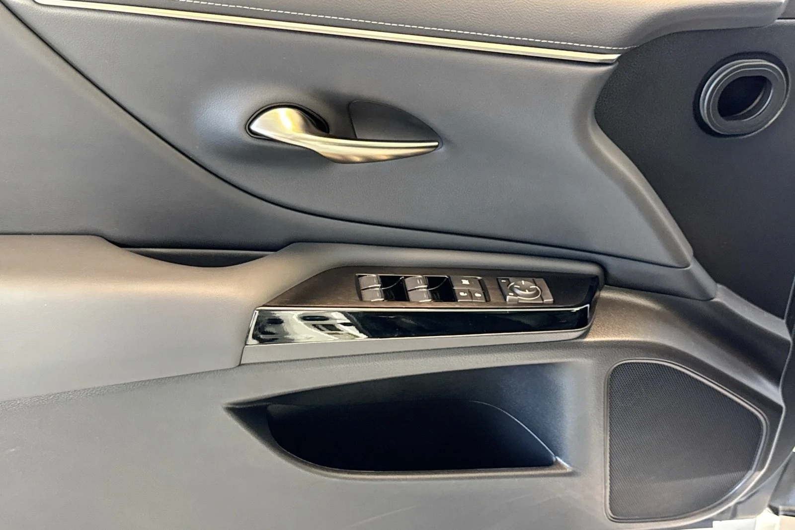 Used 2023 White Lexus ES 350 image 17