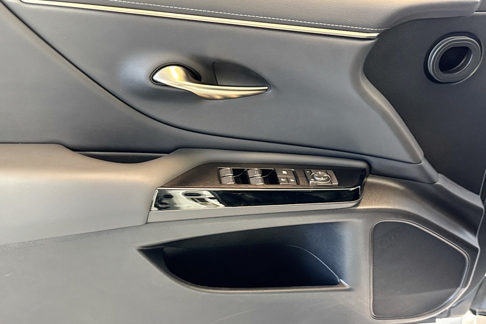 Used 2023 White Lexus ES 350 image 17