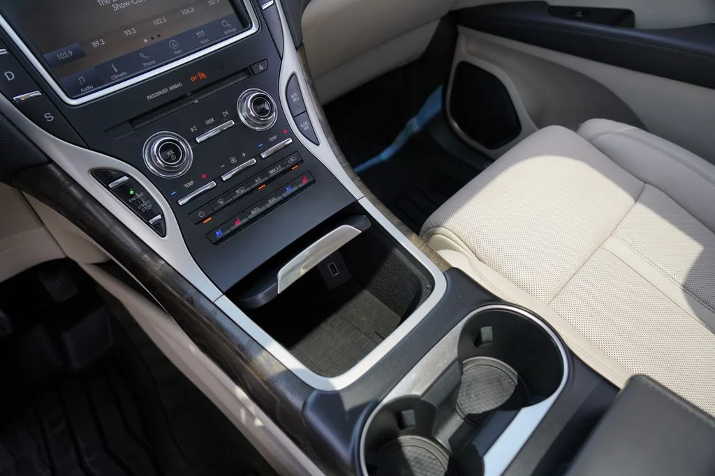 Used 2020 White Lincoln Reserve image 18