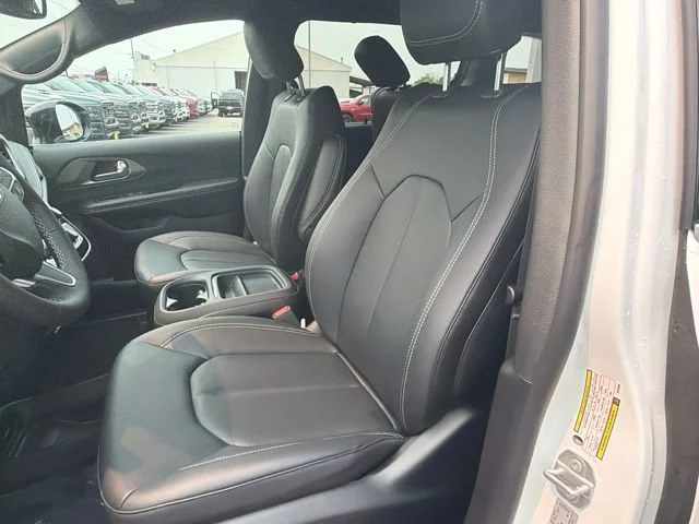 New 2027 Bright White Clearcoat Chrysler Select image 20