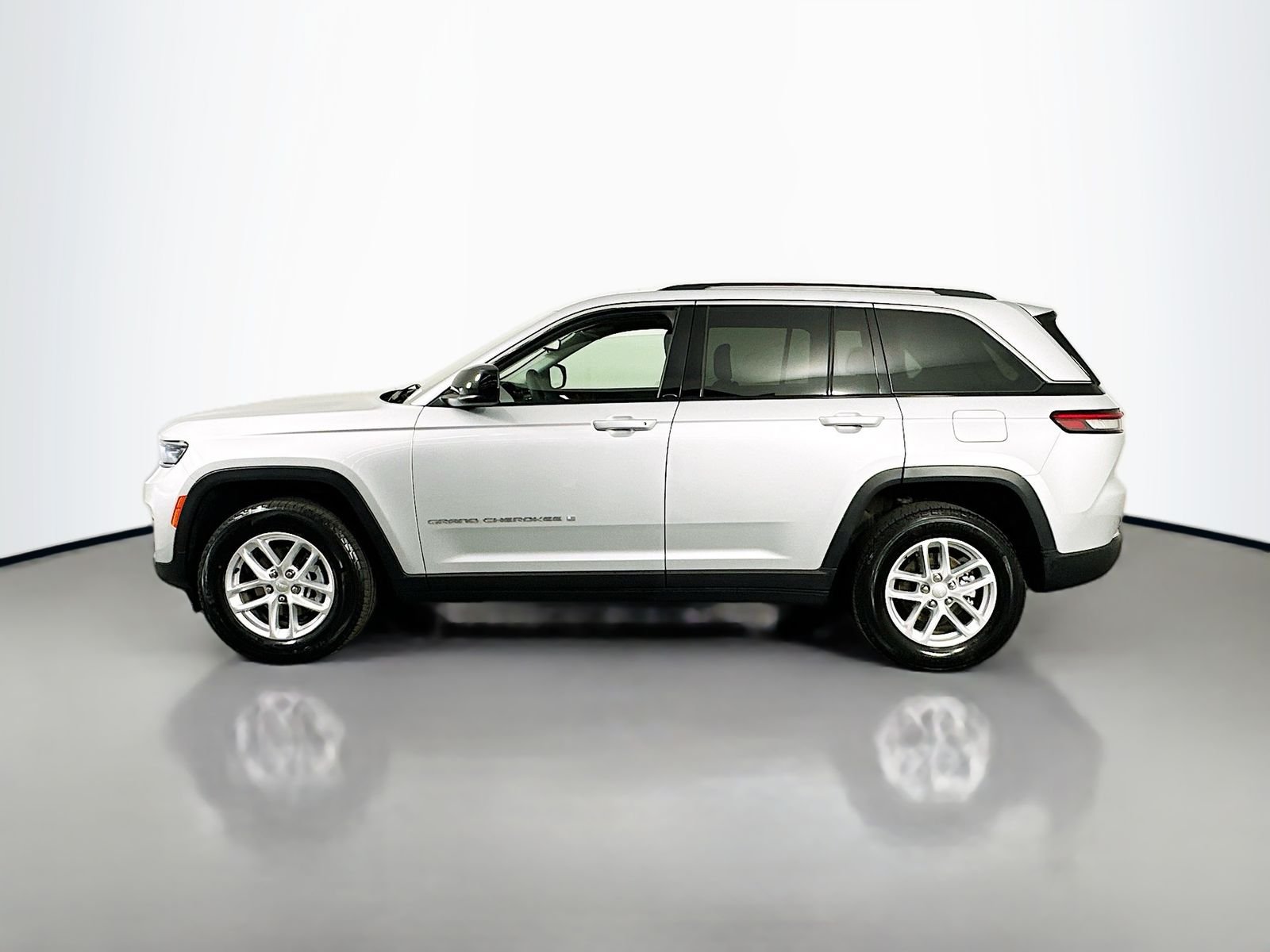 Used 2024 Silver Zynith Jeep Laredo X image 4