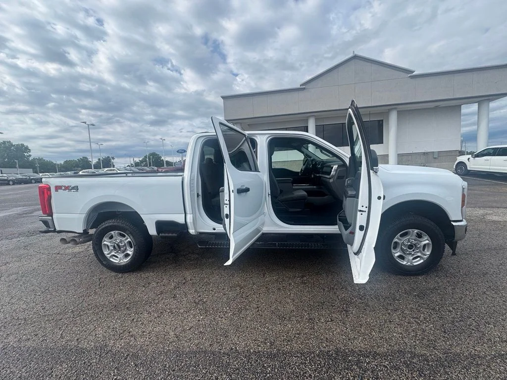 Used 2025 Oxford White Ford XLT image 8