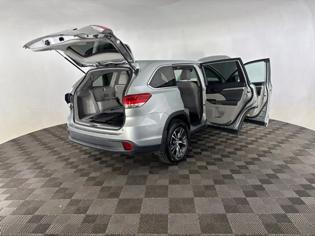 Used 2018 Silver Toyota LE image 17