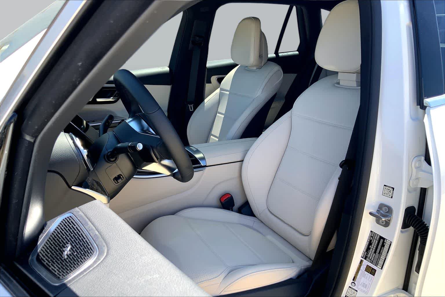 New 2026 Polar White Mercedes-Benz GLC 300 image 9