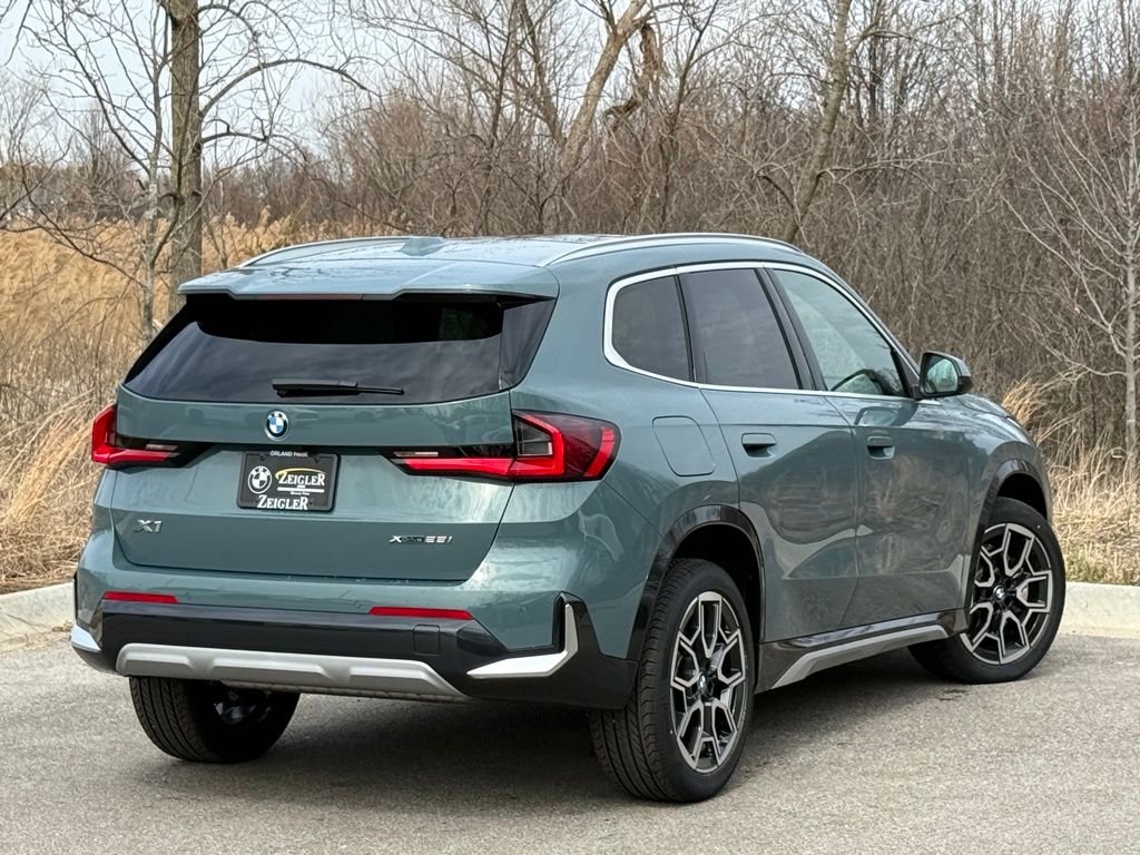New 2026 Cape York Green Metallic BMW xDrive28i image 4