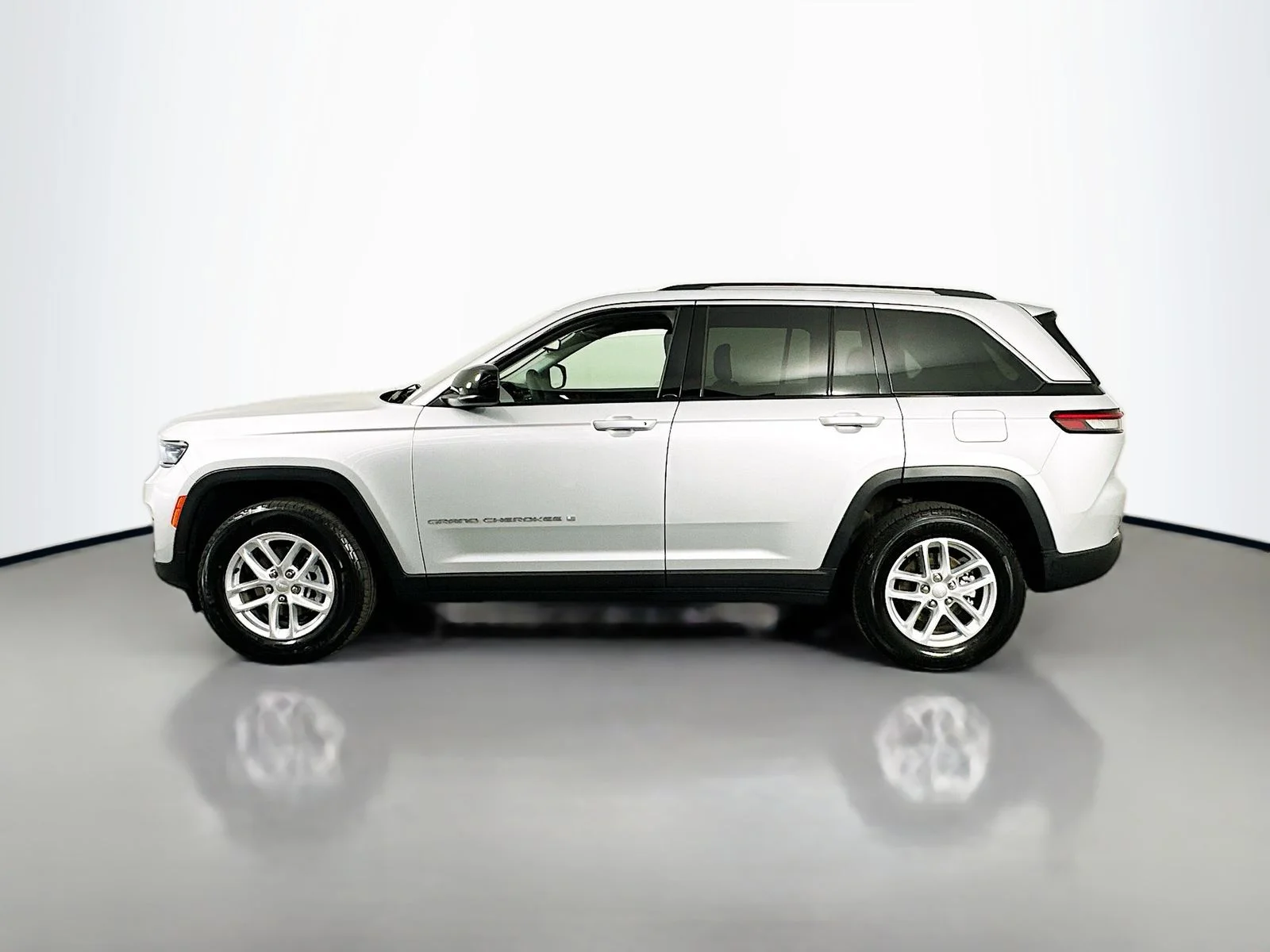 Used 2024 Silver Jeep Laredo X image 4