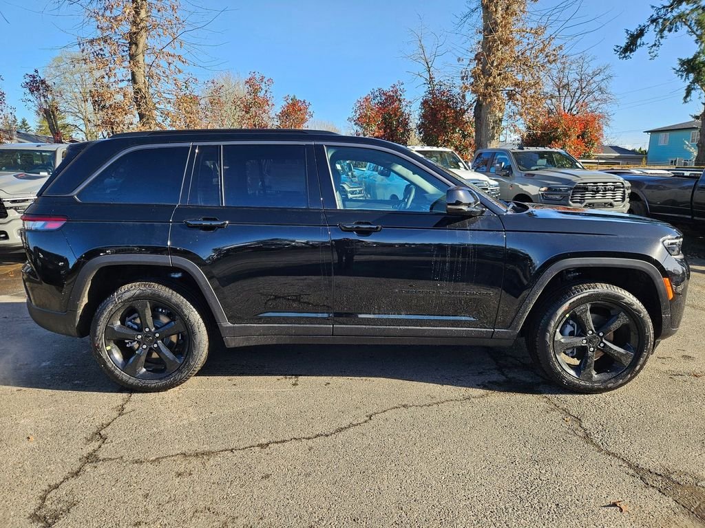 New 2026 Diamond Black Crystal Pearl-Coat Exterior Paint Jeep Limited image 8