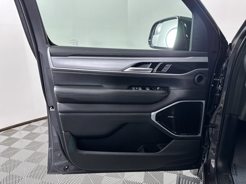 New 2026 Baltic-Gray Metallic Clear-Coat Exterior Paint Jeep Limited Reserve image 31