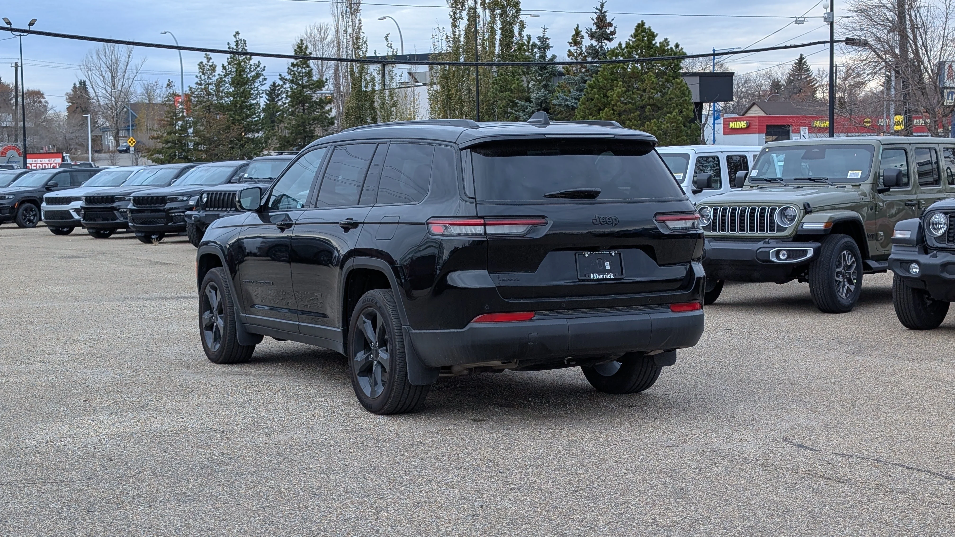 New 2025 Diamond Black Crystal Pearl Jeep Altitude image 5