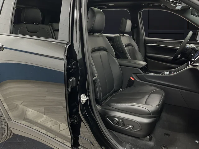 New 2026 Diamond Black Crystal Pearl-Coat Exterior Paint Jeep Limited image 31