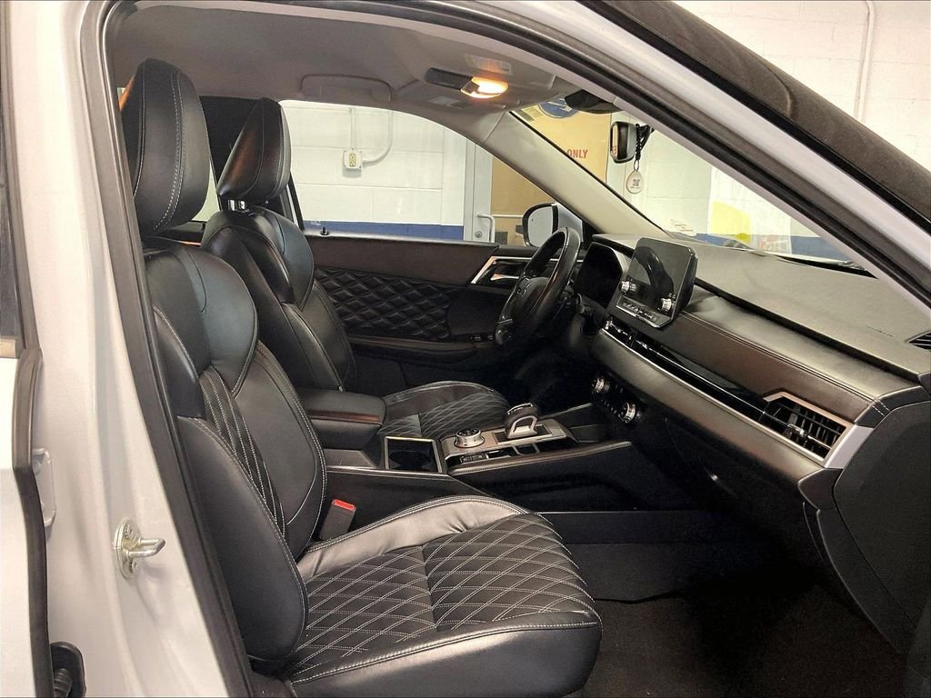 Used 2022 White Mitsubishi SEL image 11