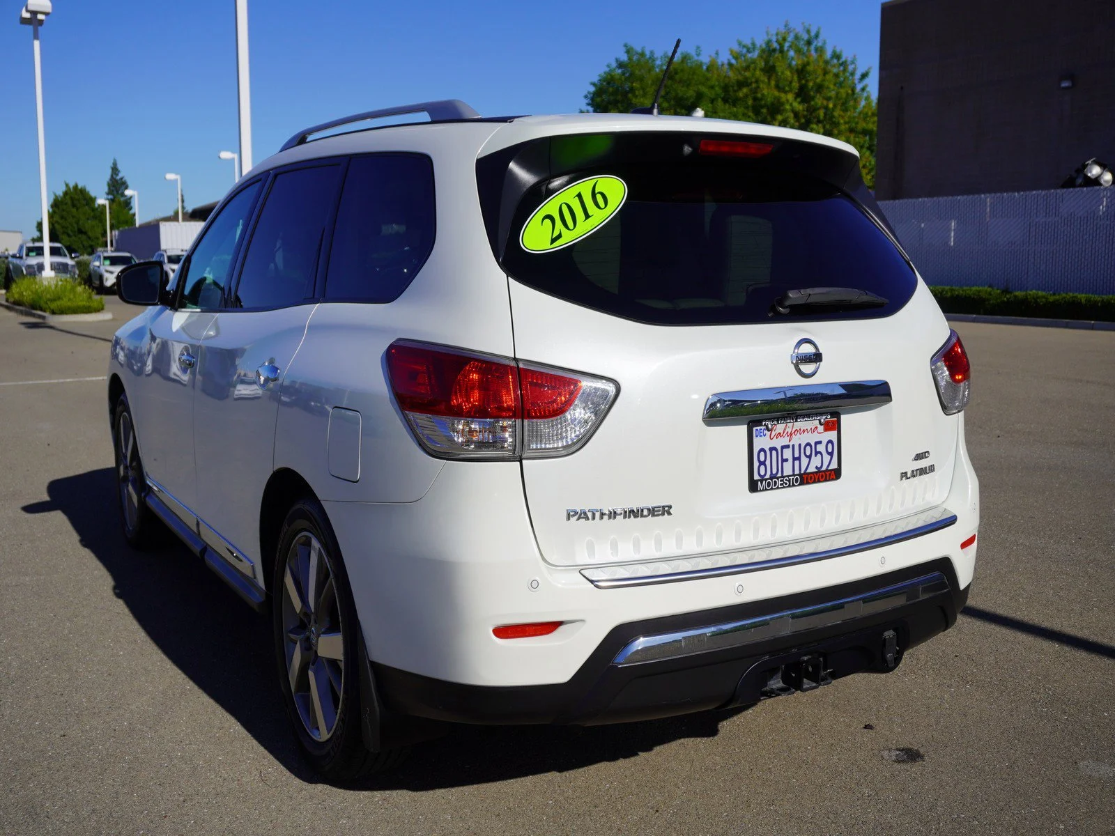 Used 2016 Pearl White Nissan Platinum image 8