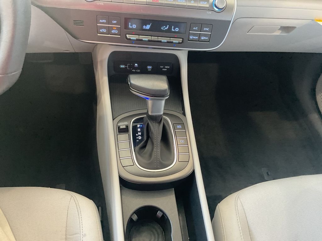 Used 2025 White Hyundai SEL image 26