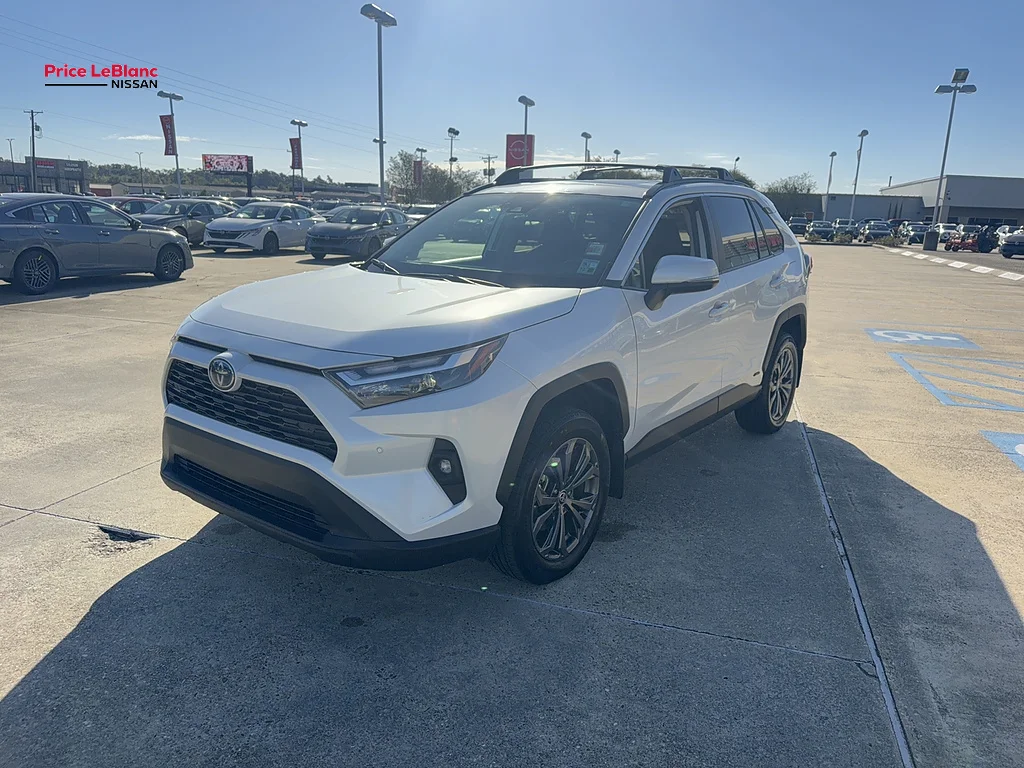 Used 2024  Toyota XLE Premium image 3