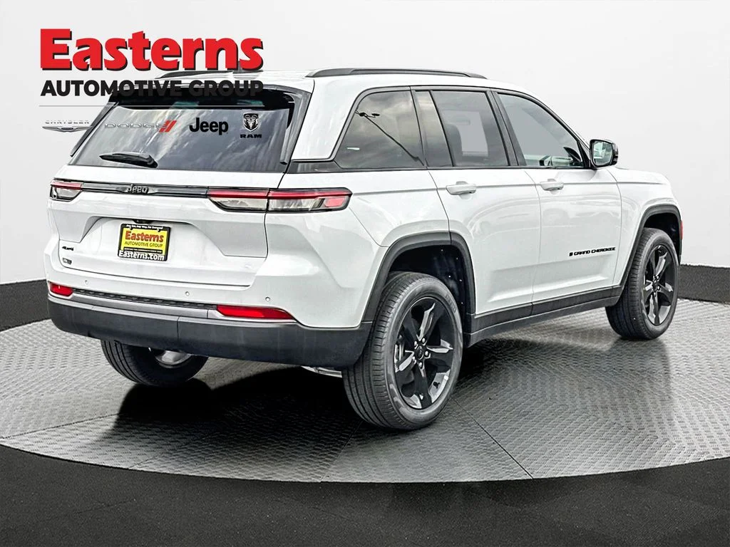 New 2026 Bright White Clear-Coat Exterior Paint Jeep Limited image 7