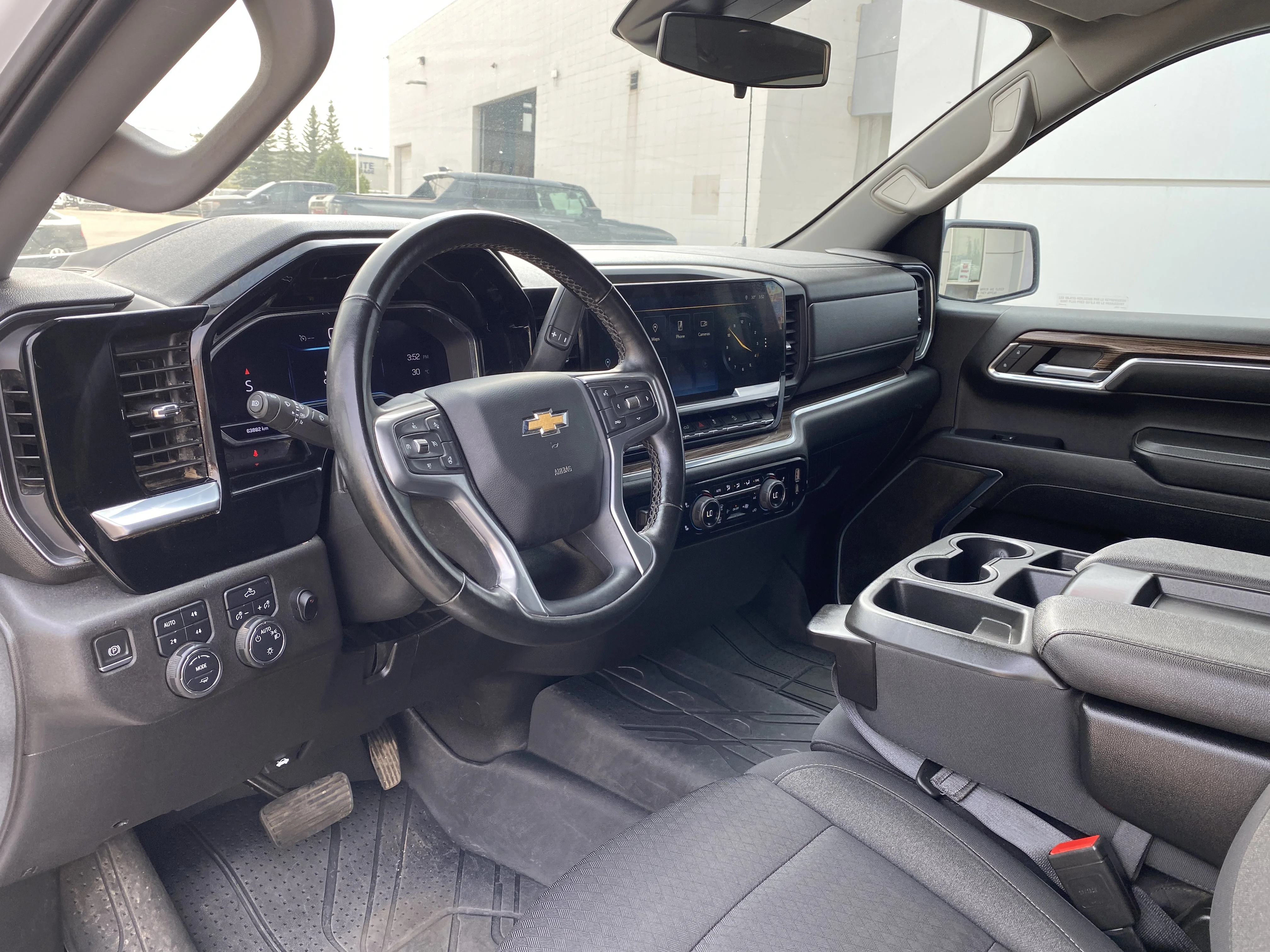 Used 2023 White Chevrolet LT Crew Cab  * Z71 OFF ROAD * HEATED SEATS * image 9
