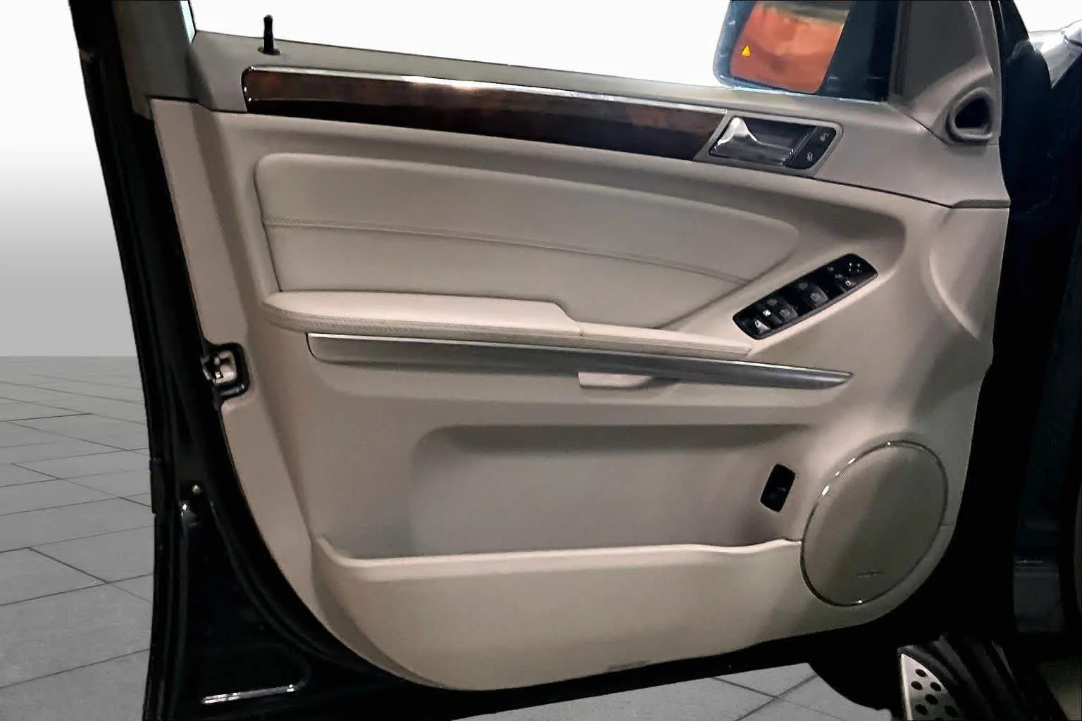 Used 2011 Black Mercedes-Benz GL 550 image 22