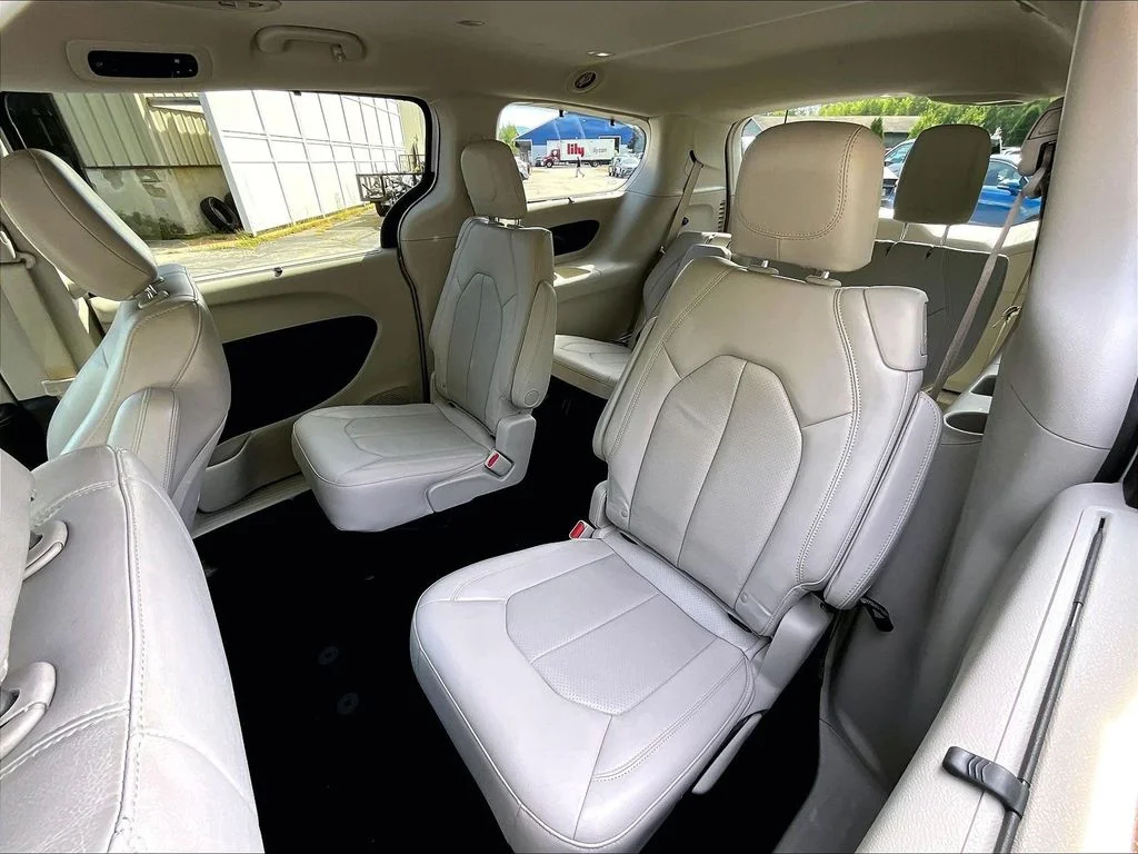 Used 2021 Bright White Clearcoat Chrysler Touring L image 15