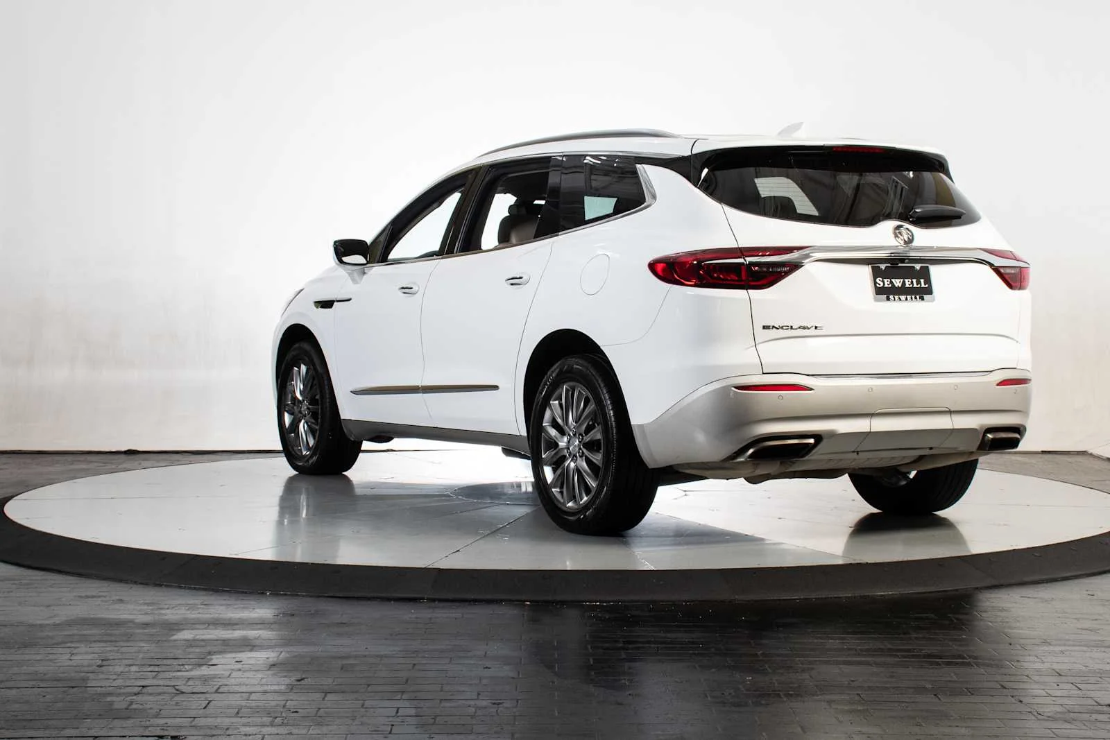 Used 2021 Summit White Buick Essence image 4