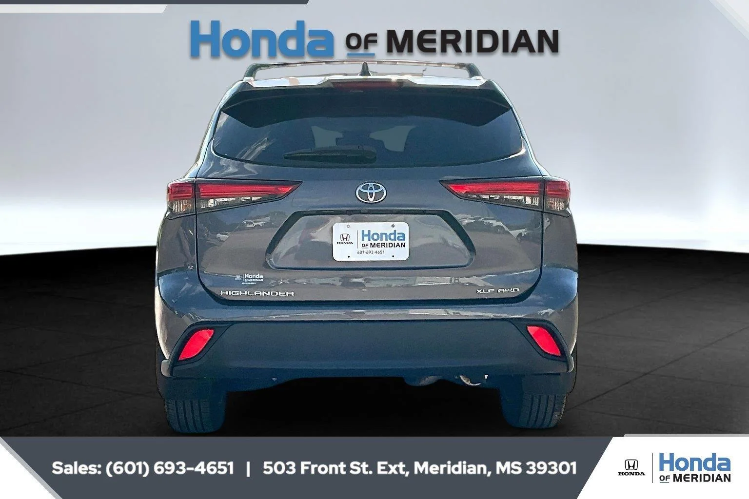Used 2021 Magnetic Gray Metallic Toyota XLE image 4