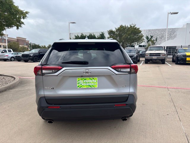 Used 2020 Silver Toyota XLE Premium image 6
