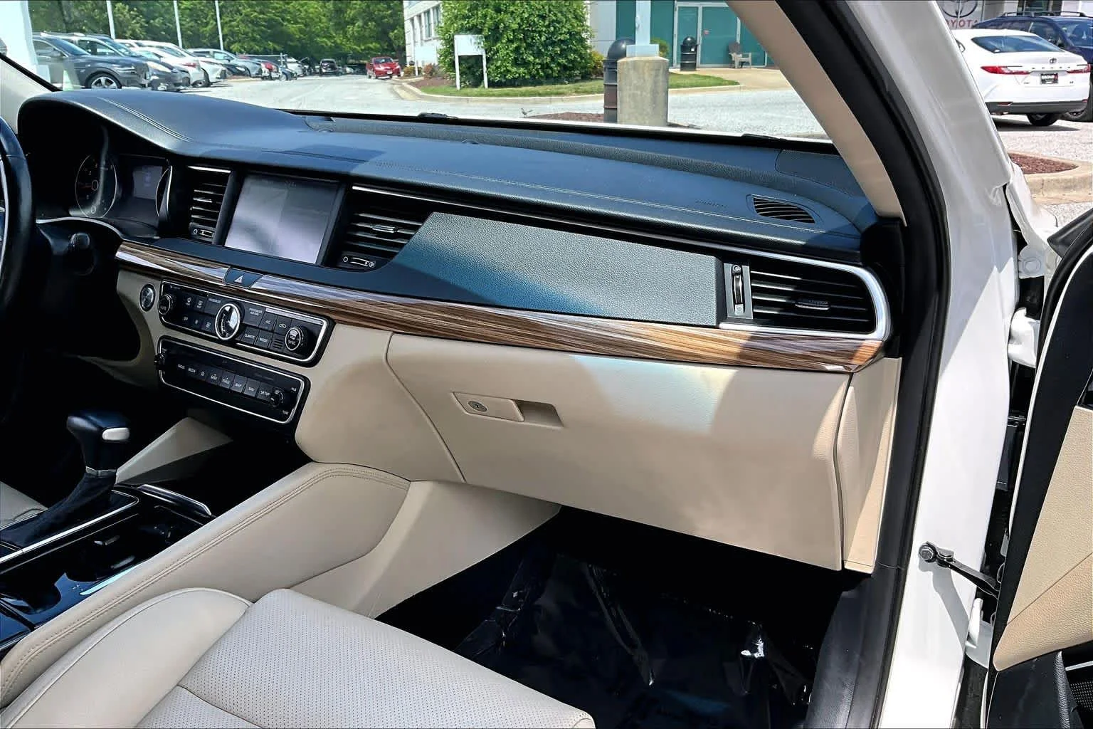 Used 2019 Snow White Pearl Kia Technology image 29
