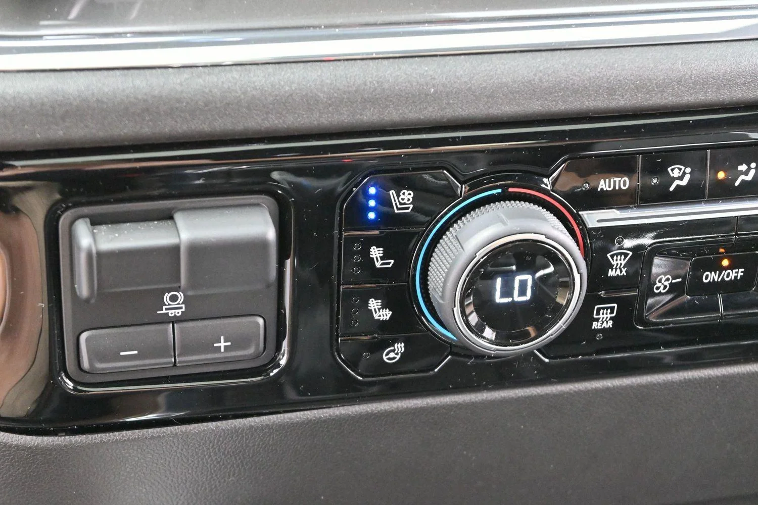 Used 2024 Iridescent Pearl Tricoat Chevrolet High Country image 28