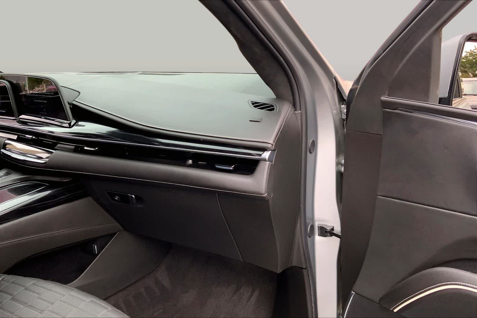 Used 2024 Argent Silver Metallic Cadillac AWD V-Series image 18