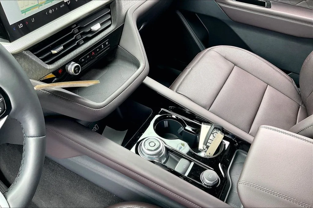 New 2026 Star White Metallic Tri-Coat Ford Platinum™ image 16