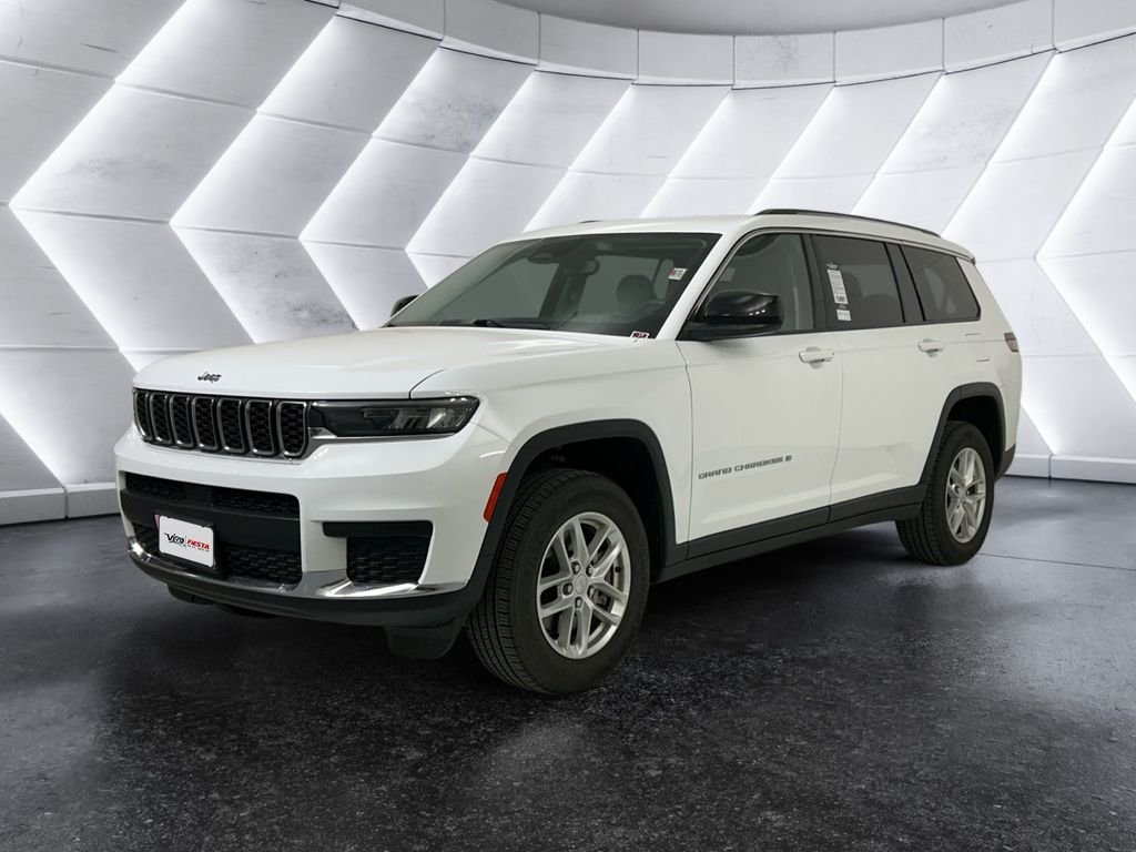 Used 2023 White Jeep Laredo image 3
