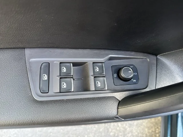 Used 2018 Green Volkswagen 2.0T SE image 29